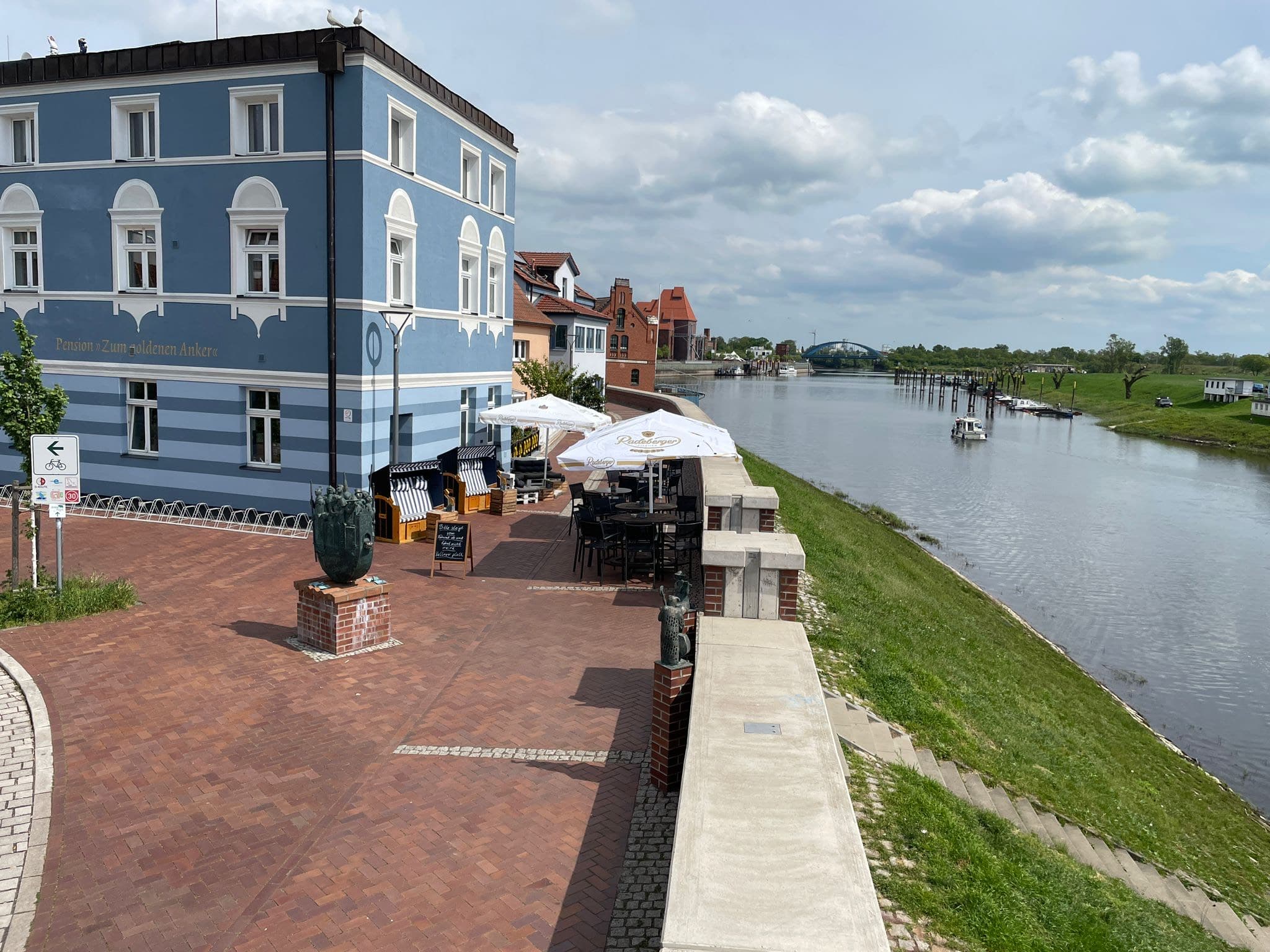 Pension Zum goldenen Anker – Außenansicht mit Blick auf die Elbe